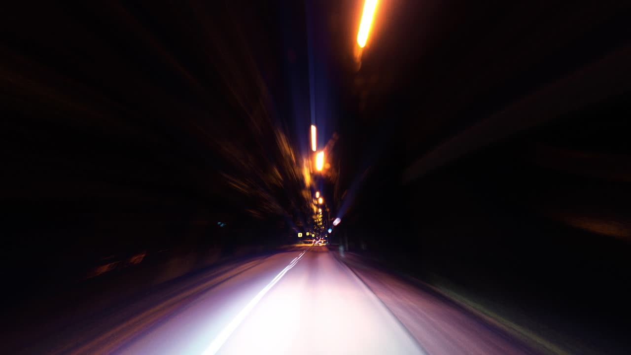 도시를 가로지르는 야간 드라이브