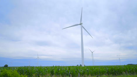 Parque-De-Turbinas-Eólicas.-Tiro-Con-Plataforma-Rodante-De-Un-Campo-Agrícola-Con-Turbinas-Eólicas.