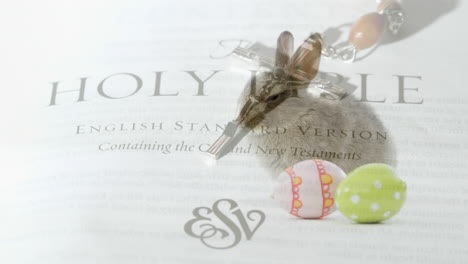 conejo de pascua, huevos y biblia