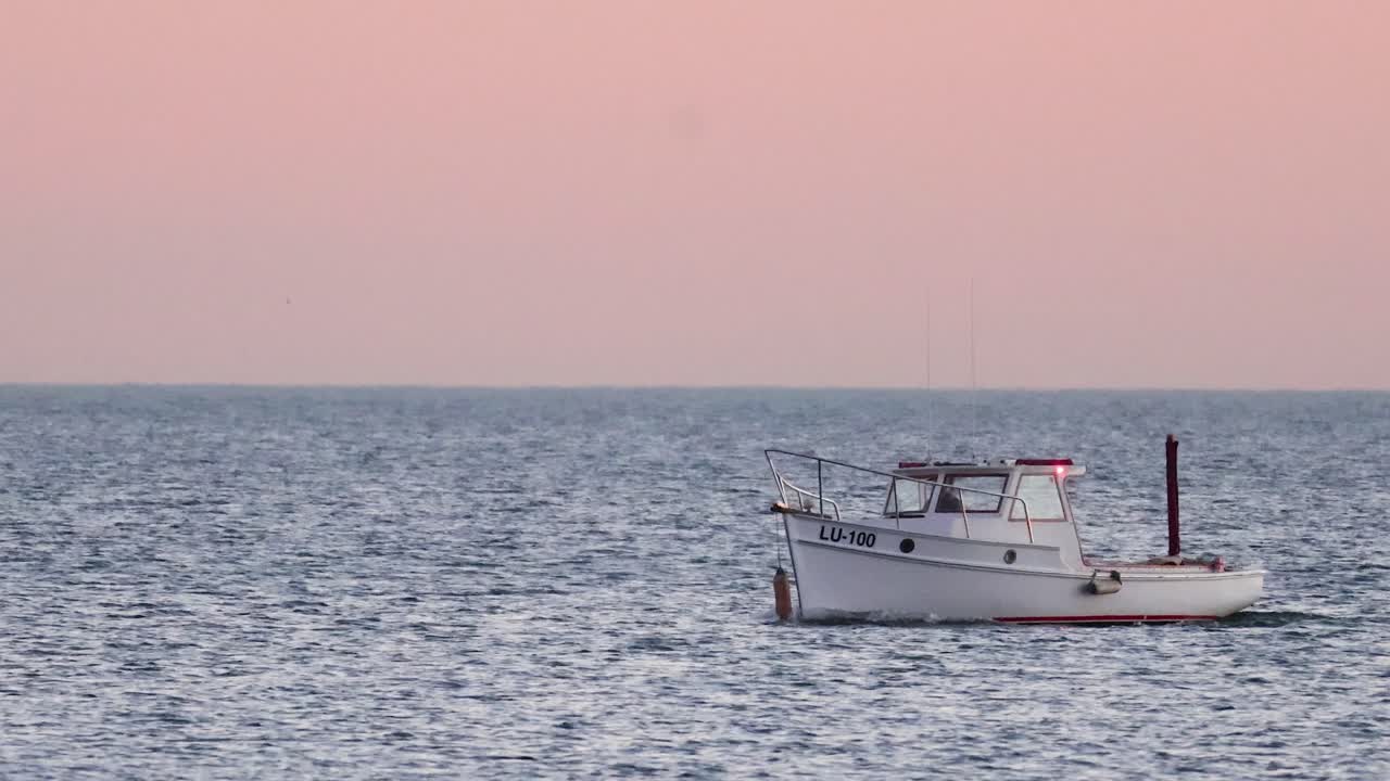배가 바다에서 평화롭게 떠다니고 있습니다.