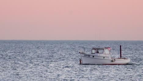 un barco flota pacíficamente en el océano