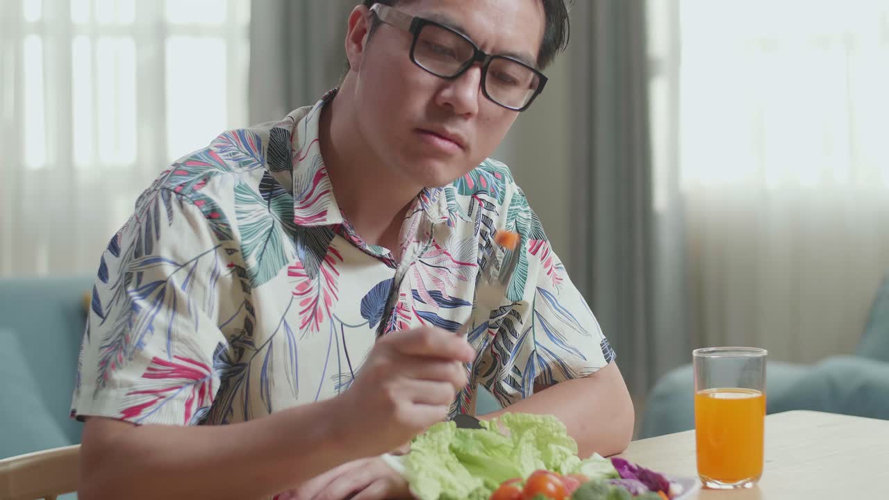 집에 있는 사려 깊은 남자