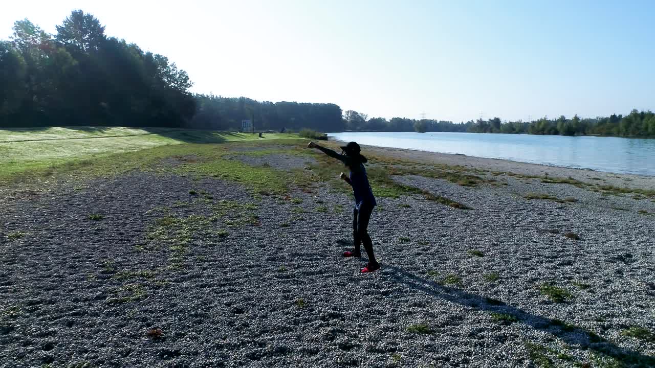 야외에서 스포츠를 하는 젊은 매력적인 흑인 여성의 드론 샷