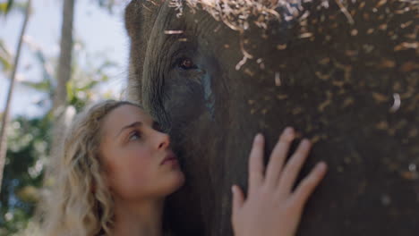 Mujer-De-La-Naturaleza-Tocando-Elefante-Acariciando-Compañero-Animal-Disfrutando-De-La-Amistad-4k