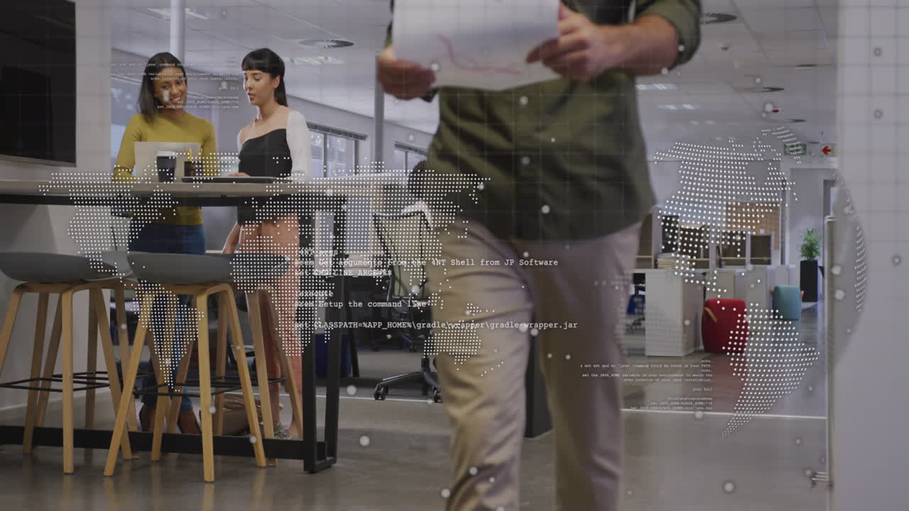 animación de procesamiento de datos, mapa del mundo y globo sobre la sección media del hombre caminando en la oficina