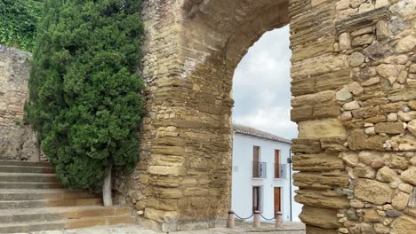 recorriendo la ciudad monumental de antequera en málaga, por su ciudadela y su majestuosa colegiata real de santa maría, un templo renacentista y barroco de calles empedradas