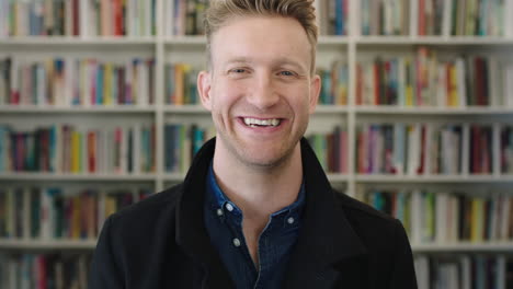 Retrato-De-Un-Joven-Empresario-Feliz-Riéndose-Alegre-Mirando-La-Cámara-Un-Hombre-Exitoso-Y-Confiado-En-La-Biblioteca-De-Estudio