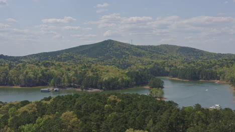 lake allatoona georgia aerial v3 dolly en toma panorámica de waterside y pine mountain - abril de 2020