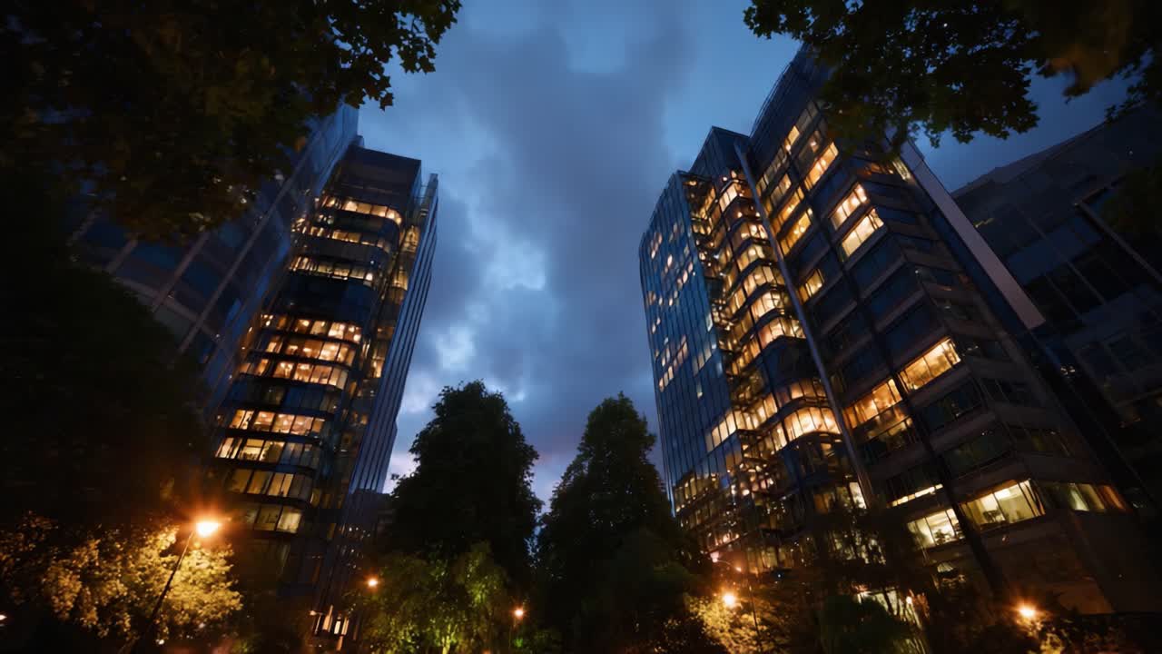 Mudanças dramáticas no horizonte urbano ao entardecer: um contraste cativante entre a luz do dia e as iluminações noturnas entre edifícios de vidro modernos