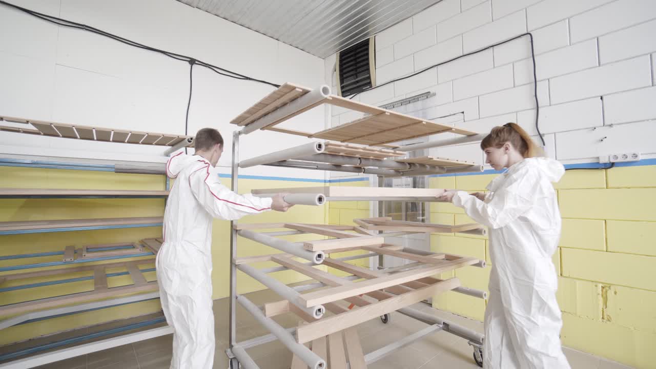 trabajadores de fábricas de carpintería que manejan piezas de madera