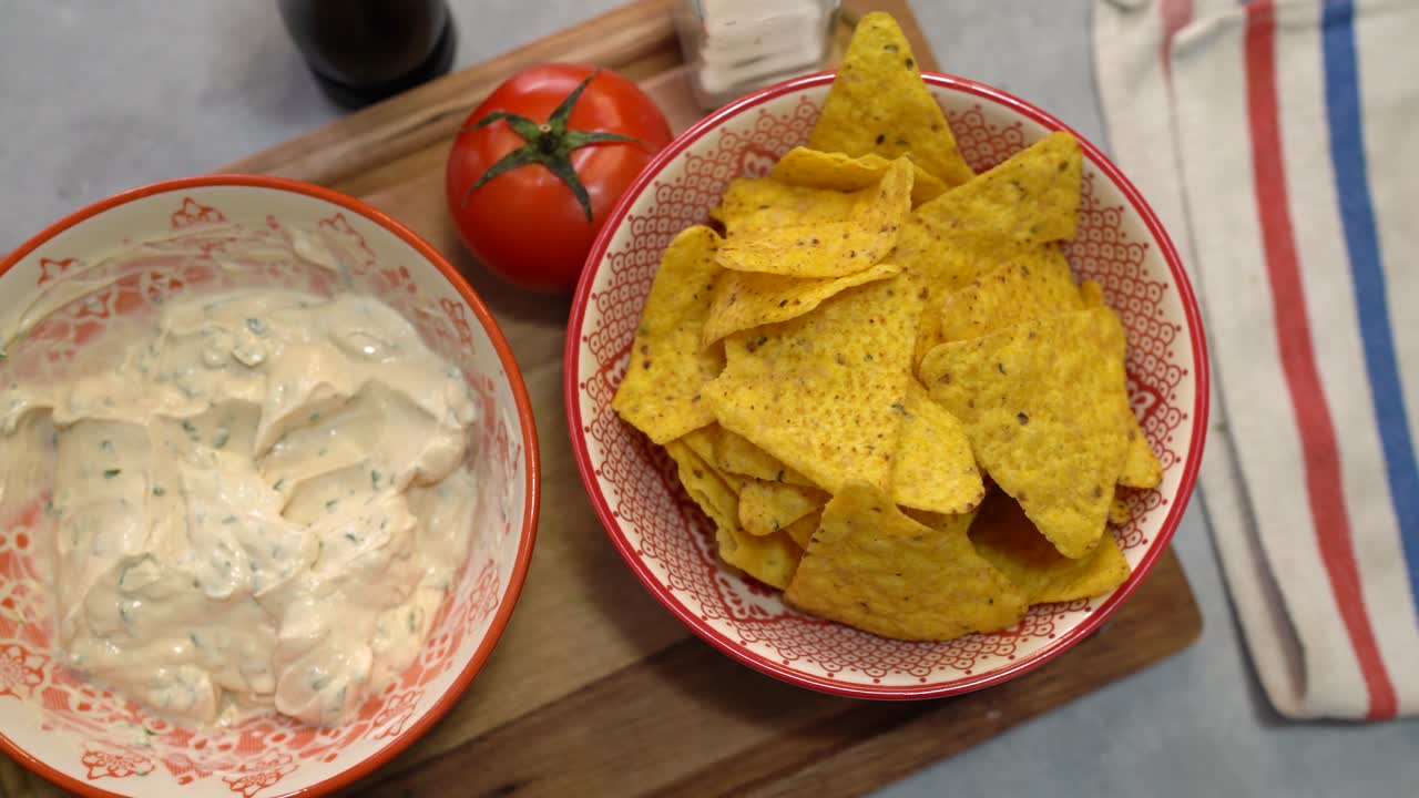 mezcla de queso cremoso blanco con tomate y albahaca para sumergir nachos