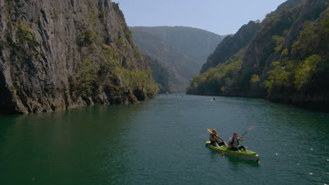 Volando-Entre-Personas-En-Canoa-En-Un-Día-Soleado