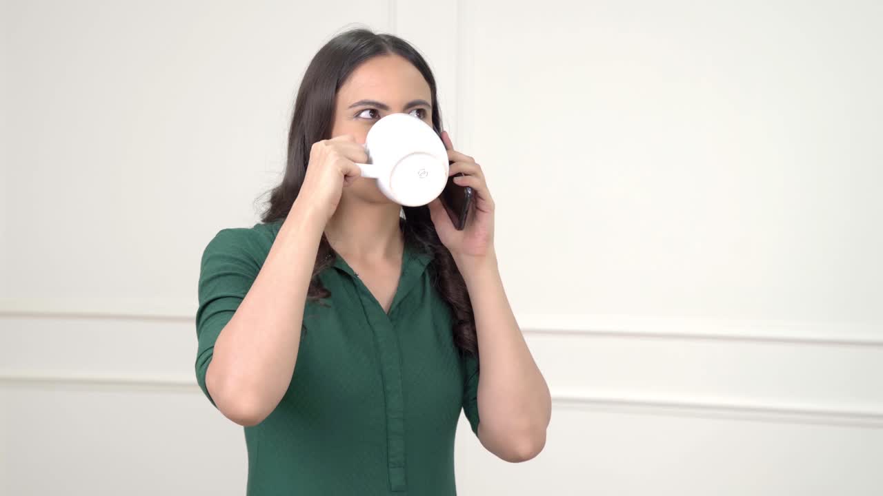 인디언 소녀가 아침에 전화로 이야기하고 있습니다.