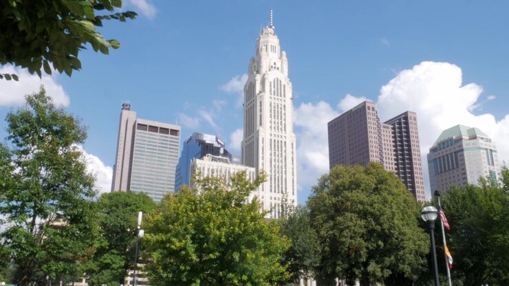 Toma de dron del horizonte de Columbus, Ohio, en un día soleado, capturando la Torre LeVeque, la Corte Suprema de Ohio y el perfil urbano de la ciudad
