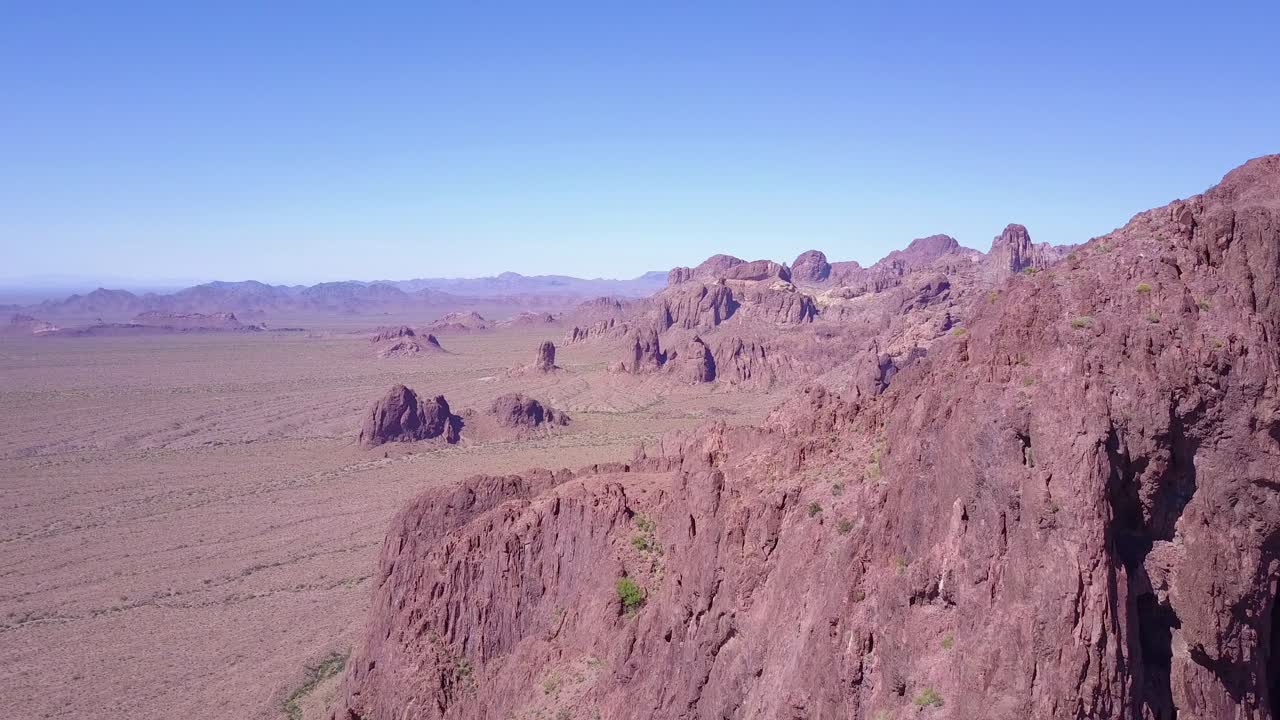 애리조나 2의 소노란 사막의 황량하고 높은 봉우리 위의 공중