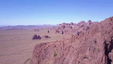 una antena sobre los picos áridos y altos del desierto de sonora en arizona 2