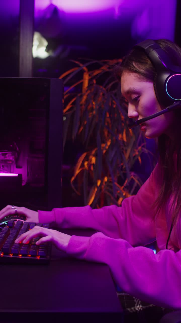 Donna che gioca ai videogiochi al computer