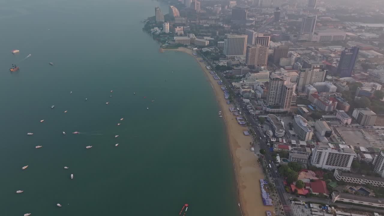L'iconica spiaggia e le torri della città di Pattaya brillano all'alba, Thailandia