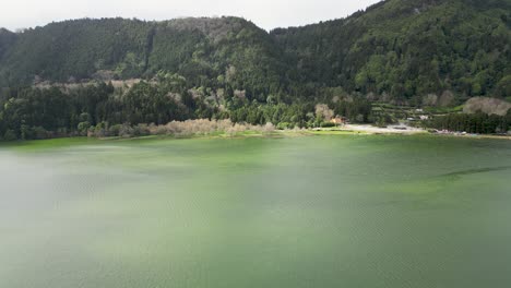 vista idílica de la laguna das furnas en la isla de são miguel, azores, portugal