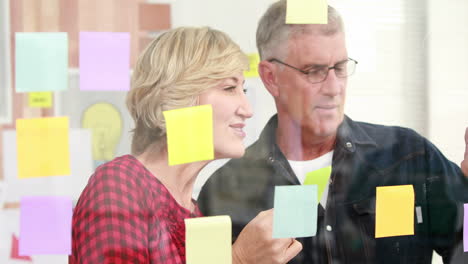 un hombre de negocios creativo mirando post-it