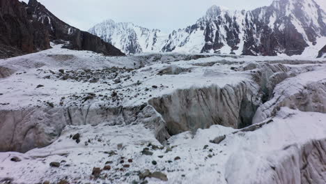 Toma-Aérea-Cinematográfica-De-Drones-Del-Terreno-Rocoso-Del-Glaciar-Ak-sai-En-Kirguistán