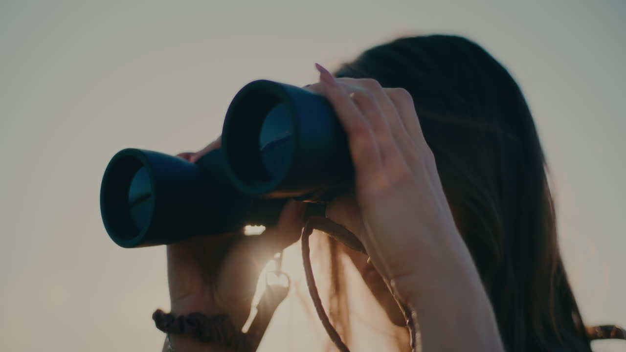 de las manos de una turista con un binocular