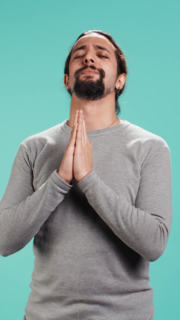 Vídeo vertical de um homem religioso orando ao seu deus e pedindo perdão