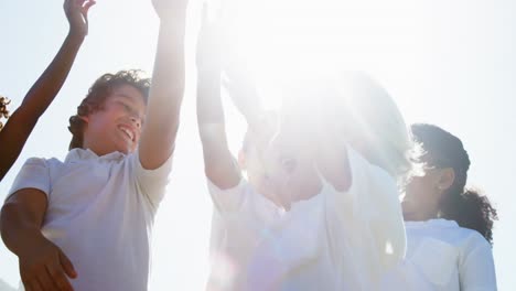 Kinder-Genießen-Den-Sonnigen-Tag