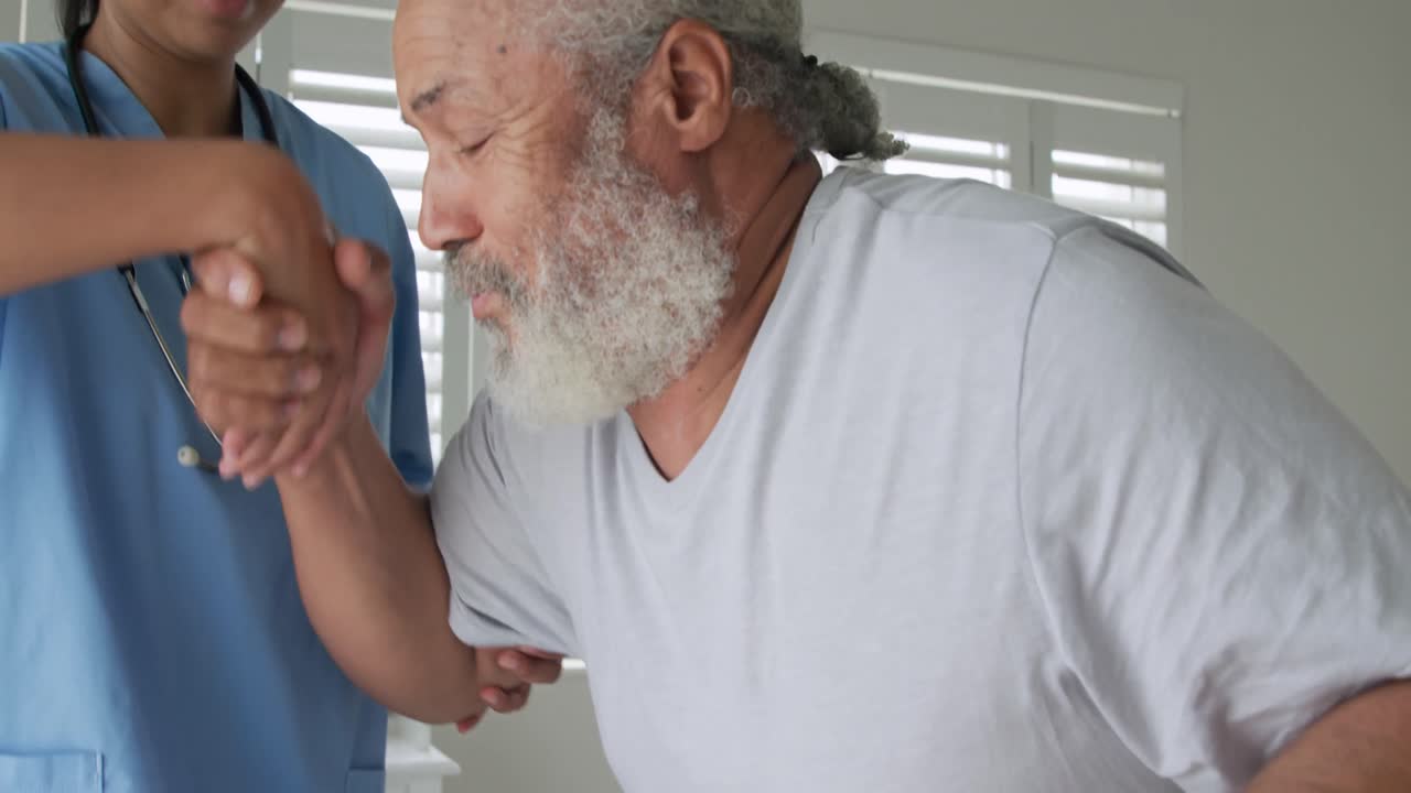 성숙한 남자와 간호사