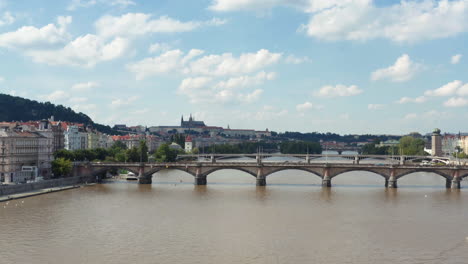 瓦爾塔瓦河 (vltava river) 的高特式拱形橋<unk> (gothic arched bridges) 揭示了中世紀的布拉格 (prague) 的美麗城市,