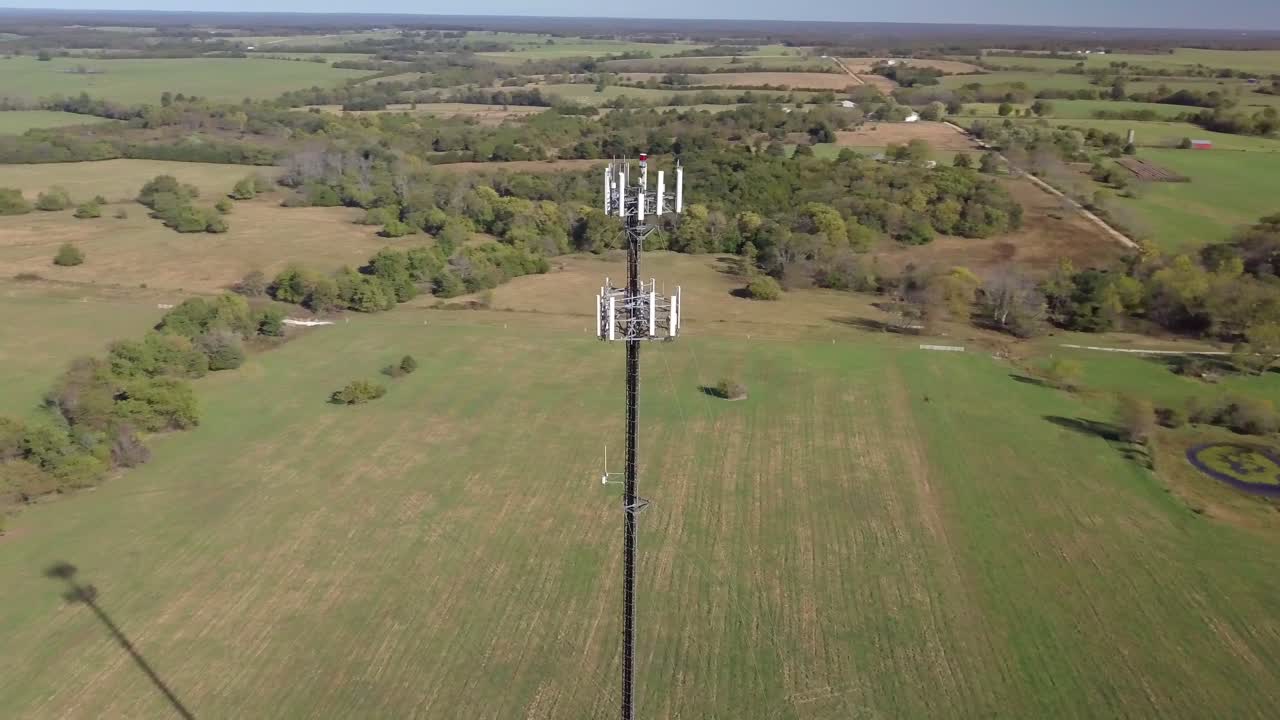 torre de telefonía celular rural en medio de la nada con actualizaciones de tecnología 5g necesarias video de stock por imágenes de drones aéreos 10