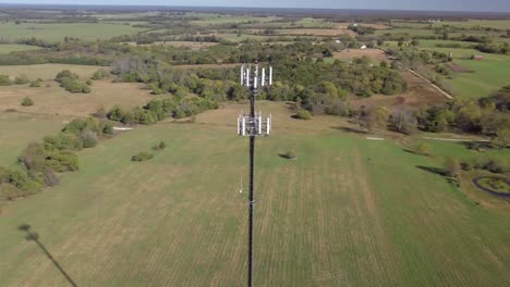 Ländlicher-Handyturm-Mitten-Im-Nirgendwo-Mit-5g-Technologie-Updates-Erforderlich-Stockvideo-Von-Drohnenaufnahmen-Aus-Der-Luft-10