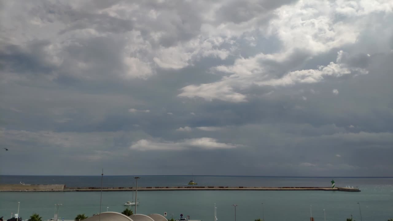video de lapso de tiempo del puerto de barcelona en un día soleado de verano