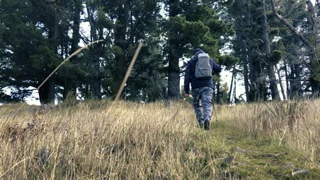 Ein-Wanderer,-Der-Einen-Spaziergang-Durch-Den-Wald-Genießt---Niedriger-Winkel