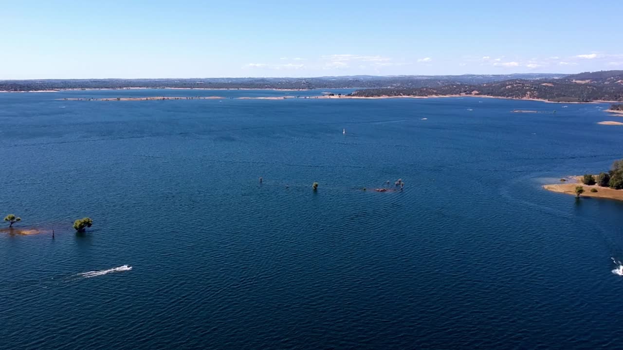 antena de drones de barcos en un lago en un día de verano