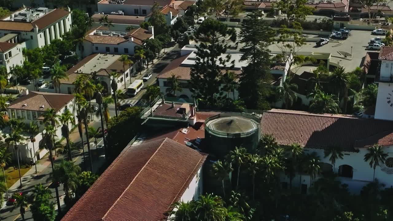 Santa Barbara mostra edifici e giardini in vista aerea di giorno