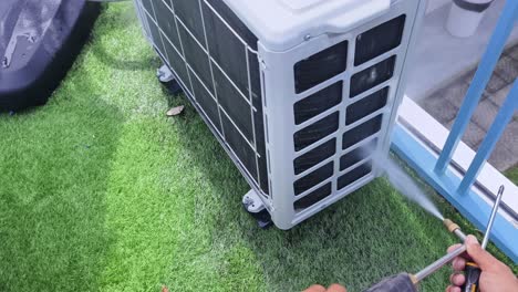 limpieza de una unidad de aire acondicionado exterior