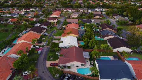 Suburbio-De-Miami-Barrio-Kendall-Drone-Aéreo-Reverso-Revelar