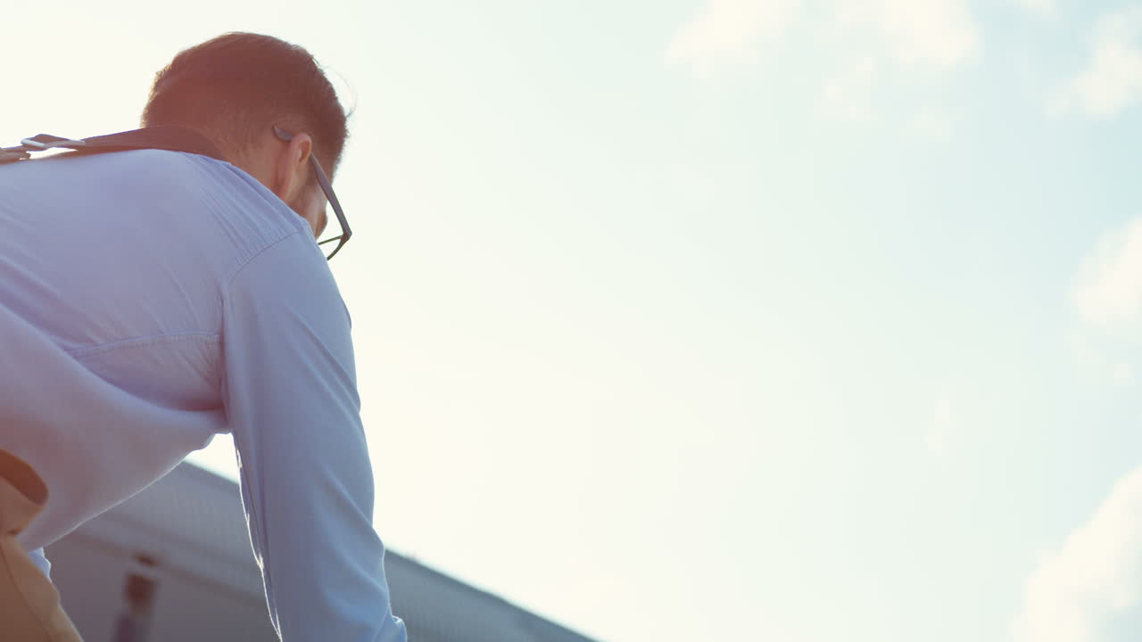 камера перемещается от нижней части колес к портрету красивого мужчины, едущего на велосипеде