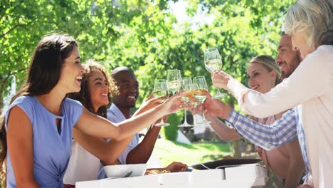 Freunde-Stoßen-Im-Restaurant-Mit-Gläsern-Wein-An