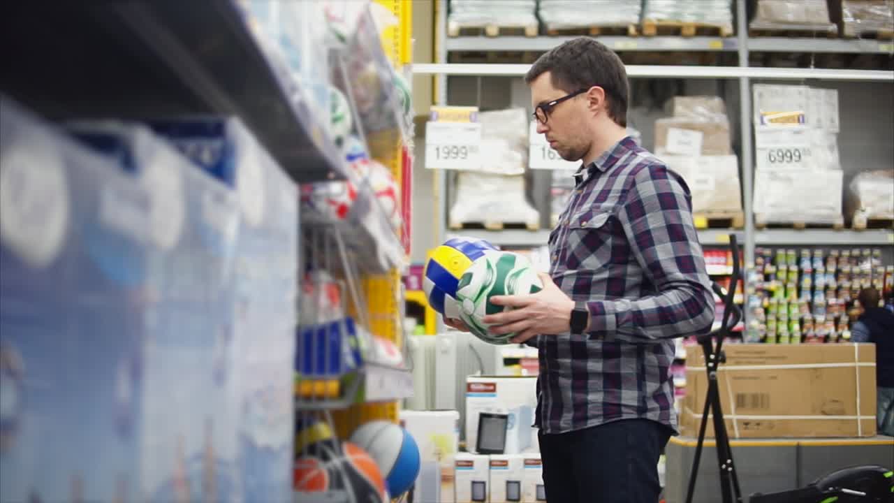 hombre comprando equipos deportivos en una tienda