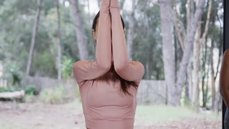 retrato de una mujer biracial meditando en un estudio de yoga, cámara lenta