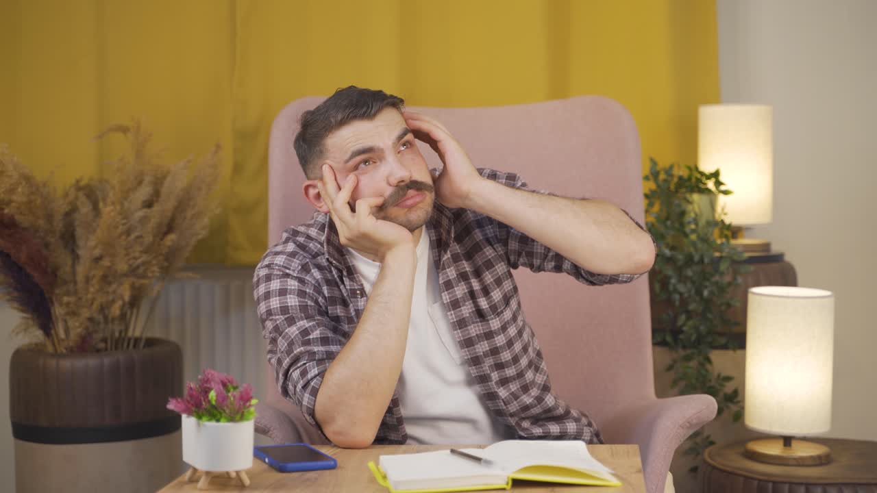 el hombre mirando a la cámara con una idea.