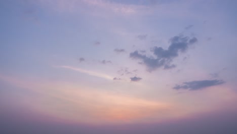 el amanecer celestial colorido, el cielo al atardecer. el amanecer se mueve y el crepúsculo el fondo del paisaje. el lapso de tiempo del paisaje de nubes escénico en una temporada de invierno. el telón de fondo de la naturaleza b-roll imágenes de uso para papel de pared de video de viaje.