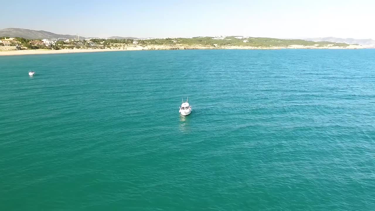 un barco en el mar mediterráneo