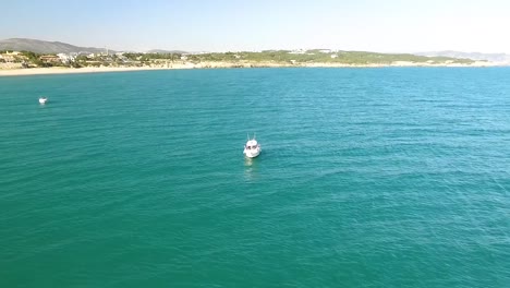 Un-Barco-En-El-Mar-Mediterráneo