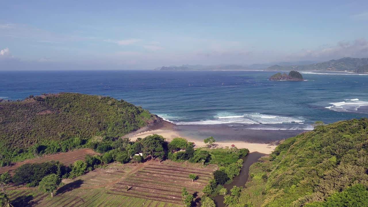 Overflyvning af tropiske landbrugsmarker til den sandede Mawi Surf Beach på Lombok.