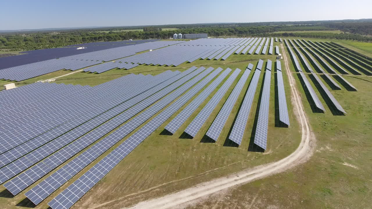 низкоуровневая воздушная орбита солнечной фермы или массива, солнечный день, португалия