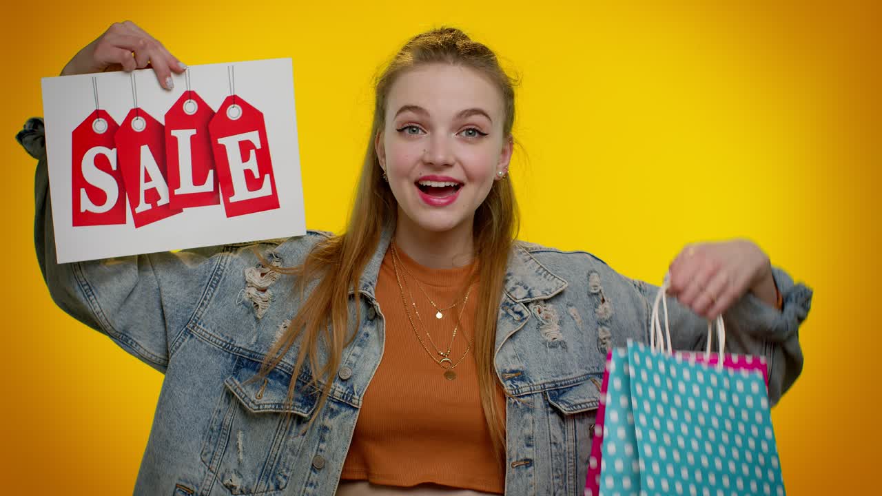 estudiante feliz mostrando venta inscripción banner texto, publicidad descuentos bajos precios de vacaciones