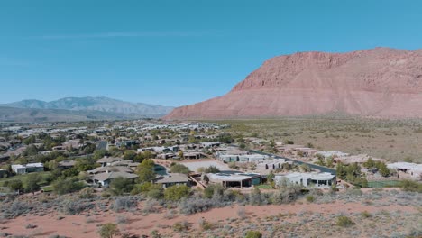 ivins, utah vista aérea de una comunidad cerrada debajo de los acantilados de piedra arenisca roja